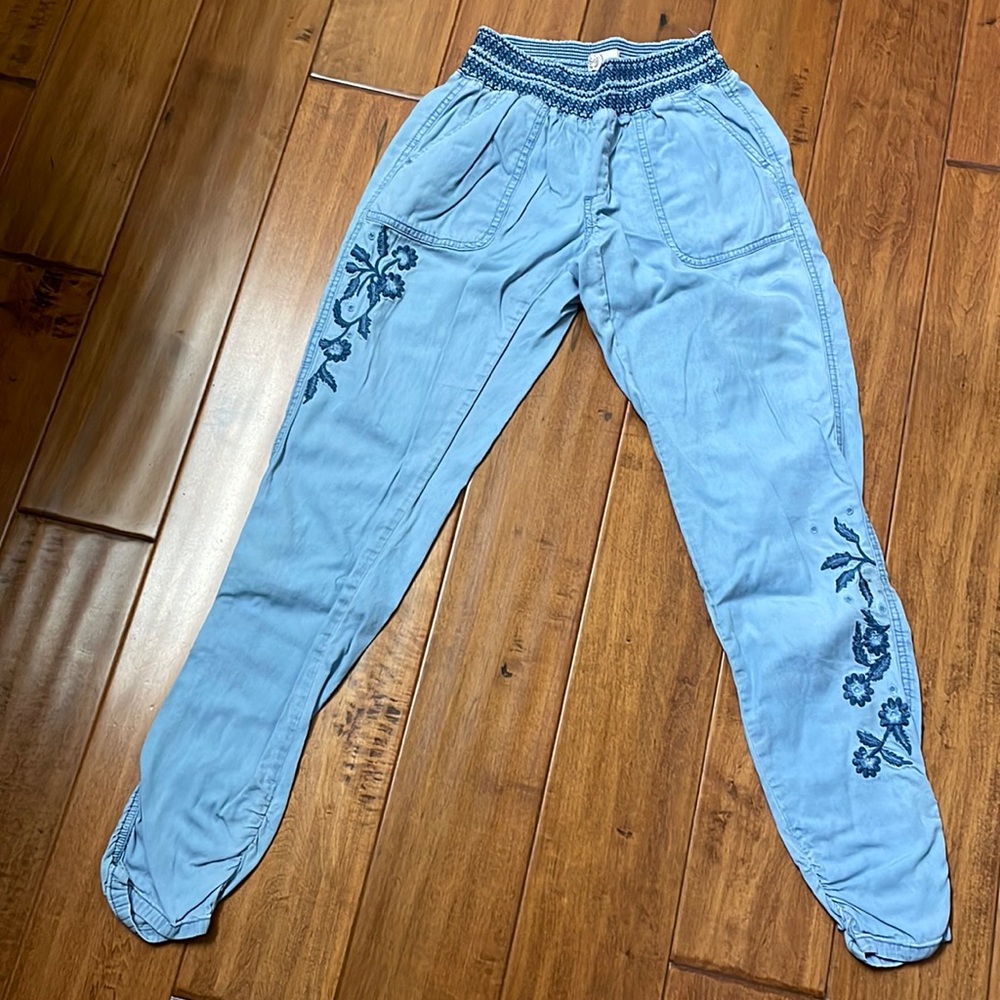 SO blue elastic waist cotton rayon pants with pockets & flower embroidery Small